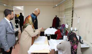 İPEKYOLU BELEDİYESİ HALK EĞİTİMDEKİ USTA ÖĞRETİCİLERLE DEPREMZEDELER İÇİN “KIŞLIK GİYSİ” DESTEĞİNE BAŞLADI!