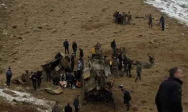 VAN'DA ASKERİ ARAÇ ŞARAMPOLE YUVARLANDI: YARALI ASKERLER VAR!