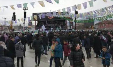 VAN'DA NEWROZ: 'HELALLEŞMEYECEĞİZ AFFETMEYECEĞİZ ÜLKEYİ ENKAZ ALTINDA BIRAKTILAR'!