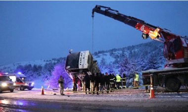 ERZİNCAN'DA YOLCU OTOBÜSÜ DEVRİLDİ: 2 ÖLÜ, 21 YARALI!