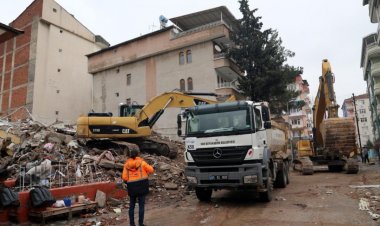 VAN VALİLİĞİ KOORDİNASYONUNDA EKİPLER MALATYA'DA DEPREMİN İZLERİNİ SİLİYOR!