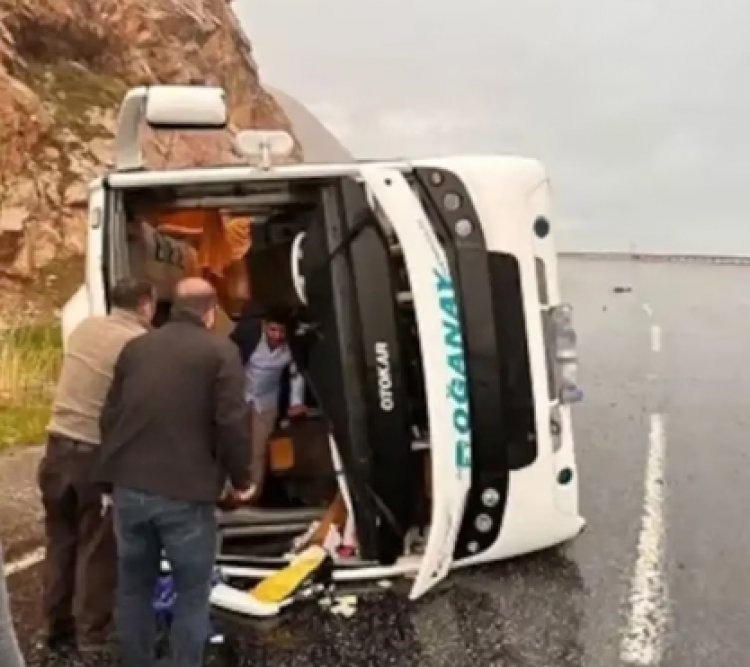 VAN'DA MİDİBÜS DEVRİLDİ: 16 YOLCU YARALI