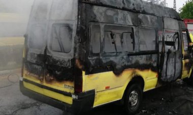 SEYİR HALİNDEKİ YOLCU MİNİBÜSÜ ALEV ALDI!