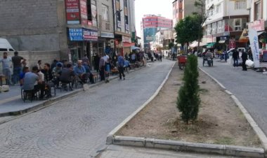 VAN'DA VATANDAŞLAR YOLLARI KULLANIR, ESNAF KALDIRIMI İŞGAL EDER!
