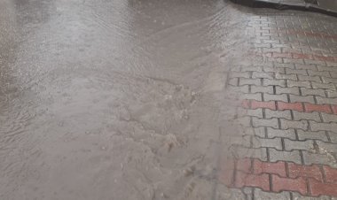 VAN’DA ETKİLİ OLAN YAĞIŞ ALT YAPI SORUNU NEDENİYLE YİNE HAYATI FELÇ ETTİ!