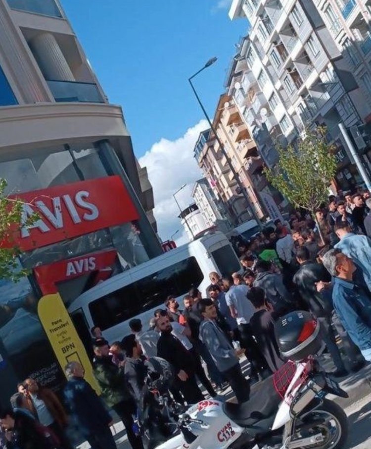 KONTROLDEN ÇIKAN MİNİBÜS BİR İŞ YERİNE GİRDİ: 7 KİŞİ YARALANDI!