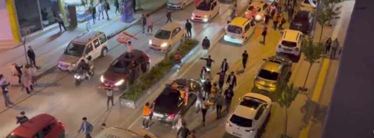 VAN'DA TARAFTARLAR ABARTILI KUTLAMA YAPTILAR: YOLDA ARAÇLARA ZARAR VERDİLER!