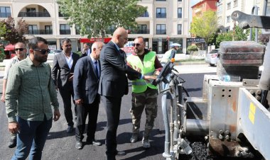 İPEKYOLU BELEDİYESİ MAHALLELERDE ASFALT OLMAYAN YOLLARIN ASFALT İLE BULUŞMASINA ÇALIŞMALARINA BAŞLADI! 