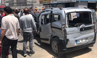 VAN-AĞRI KARA YOLUNDA KAZA: TIR TİCARİ ARACA ÇARPTI!