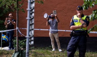 İSVEÇ'TE BAYRAMIN 1. GÜNÜ CAMİ ÖNÜNDE KUR'AN-I KERİM YAKTI!