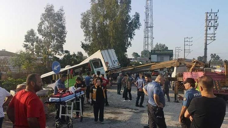 YOLCU OTOBÜSÜ ÖNCE KAMYONA, ARDINDAN TIRA ÇARPTI: 1 ÖLÜ 28 YARALI!