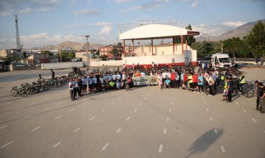 VAN'DA 150 BİSİKLETLİ "ARAÇ SENİN YOL HEPİMİZİN" SLOGANIYLA FARKINDALIK ETKİNLİĞİ DÜZENLEDİ!