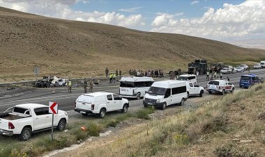 VAN-HAKKARİ KARAYOLUNDA OTOMOBİL İLE ASKERİ ARAÇ ÇARPIŞTI: 2 KİŞİ YAŞAMINI YİTİRDİ!