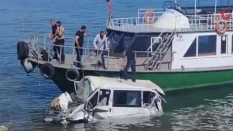 MİNİBÜS 11 KİŞİYLE VAN GÖLÜ'NE UÇTU!
