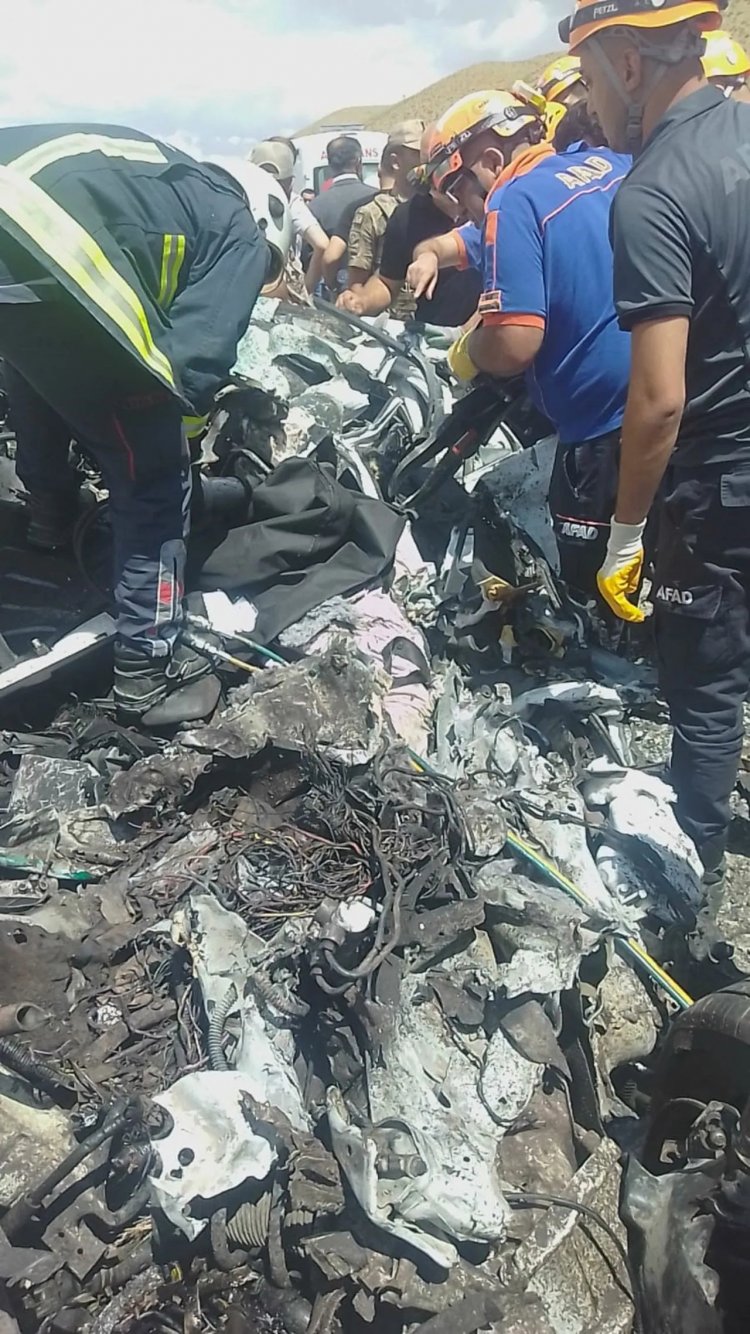 VAN-HAKKARİ KARAYOLUNDA ASKERİ ARAÇ KAZA YAPTI: ÖLÜ VE YARALILAR VAR!