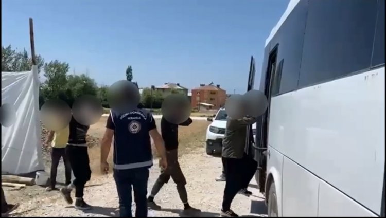 VAN'DA METRUK BİR YAPIDA ONLARCA GÖÇMEN YAKALANDI!