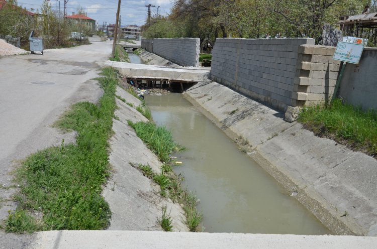 URARTU MİRASI TARİHİ KANAL, YOSUN VE ÇAMUR ÇÖPLÜĞÜNE DÖNDÜ!