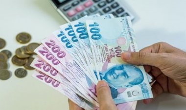GÖZLER 14 AĞUSTOS'A ÇEVRİLDİ: 6,5 MİLYON KAMU ÇALIŞANLARINA ÜÇER AYLIK ZAM TALEBİ