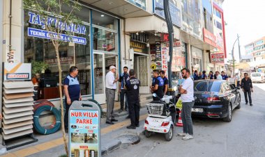 VAN BÜYÜKŞEHİR BELEDİYESİ SONUNDA FARKINA VARDI: KALDIRIM İŞGALİ DENETİMİNE BAŞLADI!