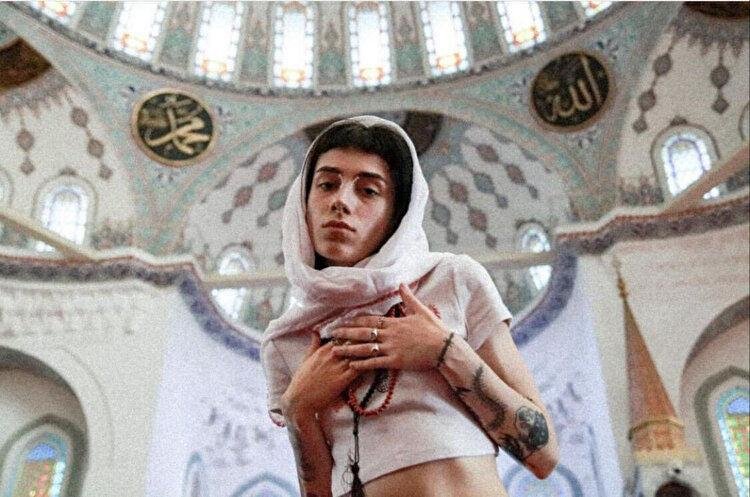 YÖNETMEN  VE MODEL KOCATEPE CAMİİ'NDE UYGUNSUZ KIYAFETLE ÇEKİM YAPTIKLARI İÇİN  GÖZALTINA ALINDILAR!