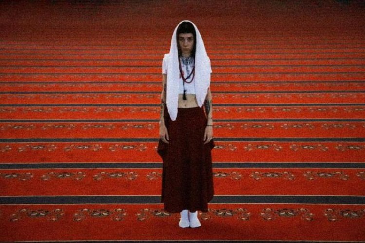 YÖNETMEN  VE MODEL KOCATEPE CAMİİ'NDE UYGUNSUZ KIYAFETLE ÇEKİM YAPTIKLARI İÇİN  GÖZALTINA ALINDILAR!