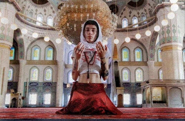 YÖNETMEN  VE MODEL KOCATEPE CAMİİ'NDE UYGUNSUZ KIYAFETLE ÇEKİM YAPTIKLARI İÇİN  GÖZALTINA ALINDILAR!