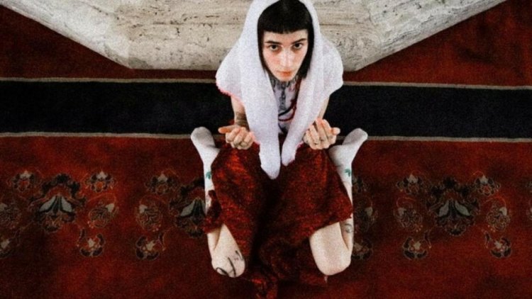 YÖNETMEN  VE MODEL KOCATEPE CAMİİ'NDE UYGUNSUZ KIYAFETLE ÇEKİM YAPTIKLARI İÇİN  GÖZALTINA ALINDILAR!