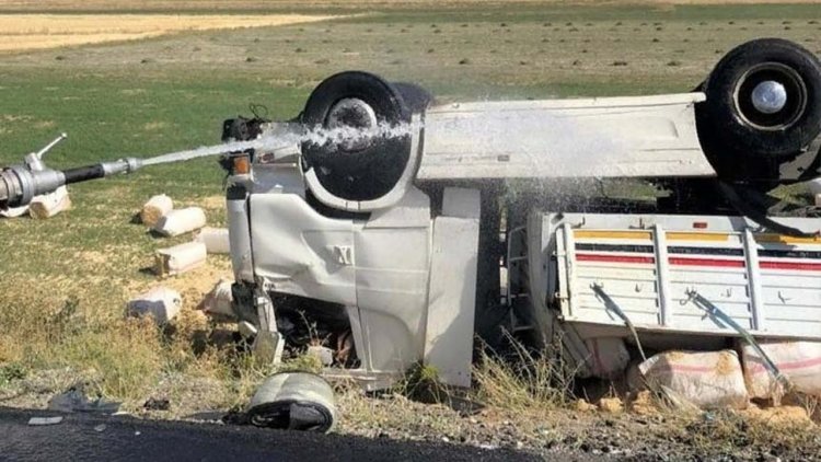 SAMAN YÜKLÜ TIR DEVRİLDİ