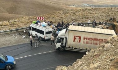 VAN HAKKARİ KARAYOLUNDA KAZA! ÖLÜ VE YARALILAR VAR!