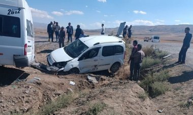 VAN'DA ÖĞRETMENLERİ TAŞIYAN ARAÇ KAZA YAPTI: 12 YARALI!