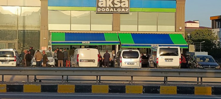 AKSA DOĞALGAZ ÖNÜNDE ÇİLE BİTMİYOR: VATANDAŞLAR SABAHIN ERKEN SAATLERİNDE SIRA BEKLİYOR!