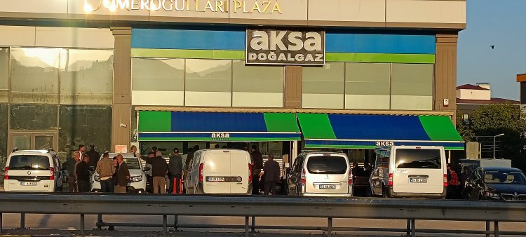 AKSA DOĞALGAZ ÖNÜNDE ÇİLE BİTMİYOR: VATANDAŞLAR SABAHIN ERKEN SAATLERİNDE SIRA BEKLİYOR!