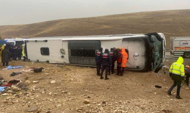 İSTANBUL-VAN SEFERİNİ YAPAN YOLCU OTOBÜSÜ KAZA YAPTI: 7 ÖLÜ 40 YARALI!