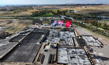 YÜZÜNCÜ YIL ÜNİVERSİTESİ BÖLGENİN YÜKÜNÜ HAFİFLETECEK YENİ BİR HASTANE TEMELİ ATTI!