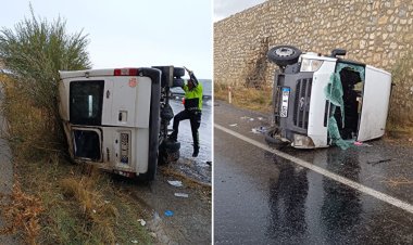 VAN'DA MİNİBÜS AKLA ATTI, 2'Sİ AĞIR 14 KİŞİ YARALANDI!