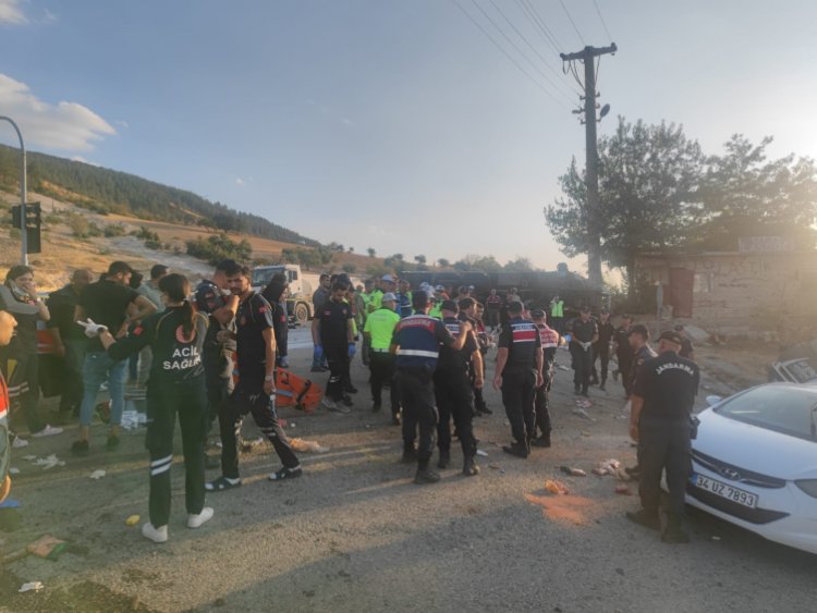 GAZİANTEP'TE KAMYON YOLDAKİ ARAÇLARA ÇARPTI: 5 ÖLÜ, 17 YARALI...