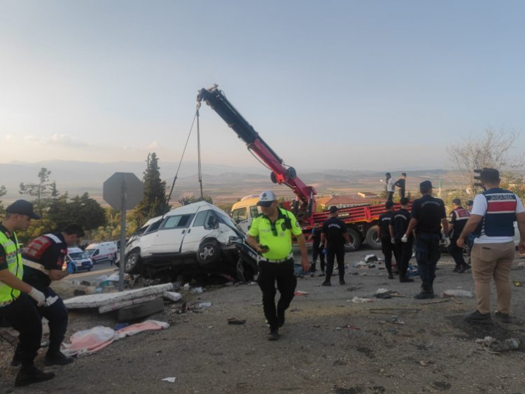 GAZİANTEP'TE KAMYON YOLDAKİ ARAÇLARA ÇARPTI: 5 ÖLÜ, 17 YARALI...
