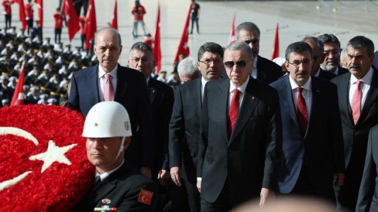 CUMHURBAŞKANI ERDOĞAN VE DEVLET ERKANI ANITKABİR'DE...