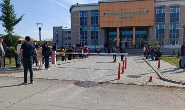 VAN YÜZÜNCÜ YIL ÜNİVERSİTESİ'NDE BUGÜN YABANCILARIN SINAVI VARDI!