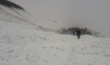 VAN-BAHÇESARAY YOLUNA ÇIĞ DÜŞTÜ!