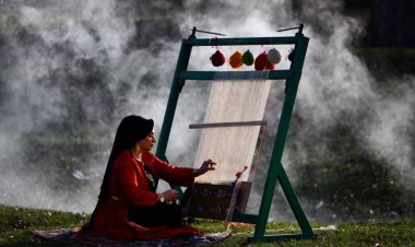 YÜN İPLER RENKLERİNİ BİTKİLERDE ALARAK TEZGAHLARDA KİLİME DÖNÜŞTÜRÜLÜYOR!