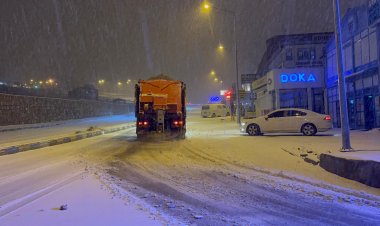 VAN'DA KAR YAĞIŞI BÜYÜKŞEHİR BELEDİYESİNİ HAREKETE GEÇİRDİ! 