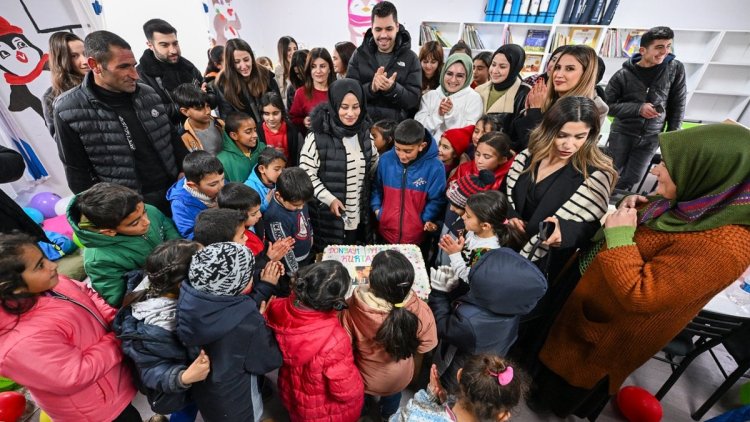 ŞARKICI EMİR CAN İĞREK, VAN'DA KÜTÜPHANE YAPTIRDI 