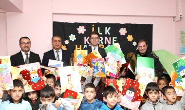 VAN'DA BİR KAYMAKAM ÖĞRENCİLERİN KARNE SEVİNCİNE ORTAK OLMAK İSTEDİ