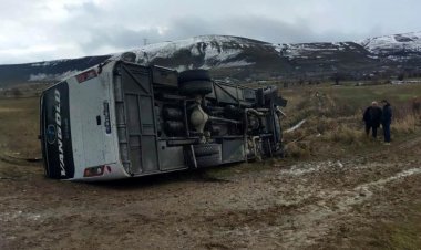 VAN'DA YOLCU MİDİBÜSÜ DEVRİLDİ: 20 KİŞİ YARALANDI!