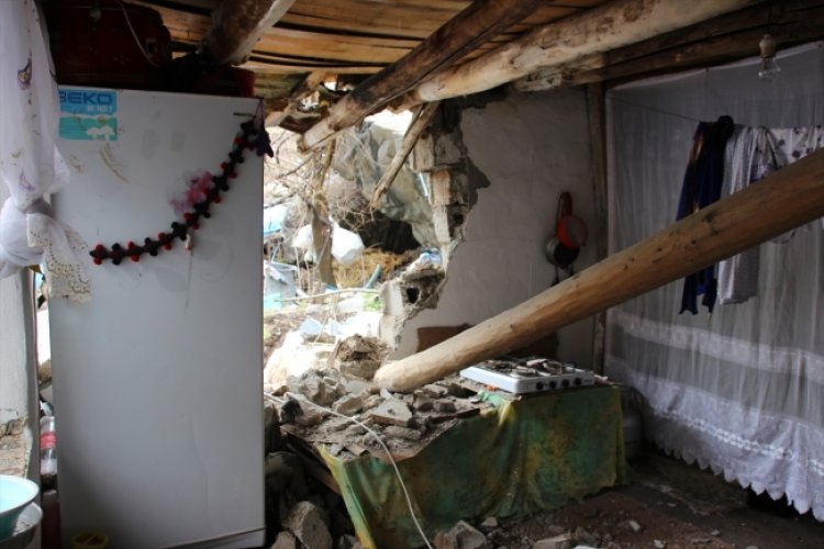 HAKKARİ’DE HEYELAN OLDU: BÜYÜK KAYALAR EVİN ÜZERİNE DÜŞTÜ!