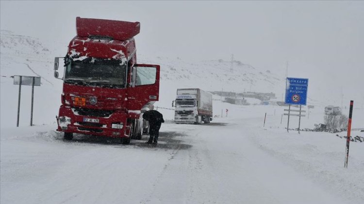 VAN'DA ETKİLİ OLAN KAR YAĞIŞI YÜZLERCE YERLEŞİM YERLERİNDE OLUMSUZ DURUMLAR ORTAYA ÇIKARDI