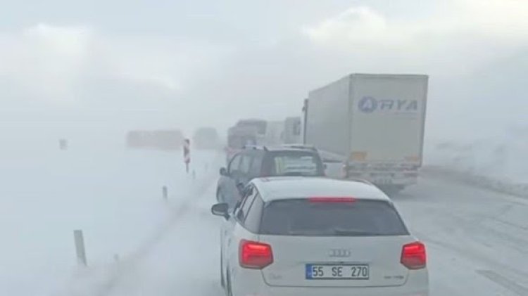 VAN'DA ETKİLİ OLAN KAR YAĞIŞI YÜZLERCE YERLEŞİM YERLERİNDE OLUMSUZ DURUMLAR ORTAYA ÇIKARDI