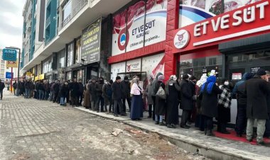 VAN'DA UCUZ ET İÇİN YÜZLERCE İNSAN KUYRUĞA GİRİYOR!