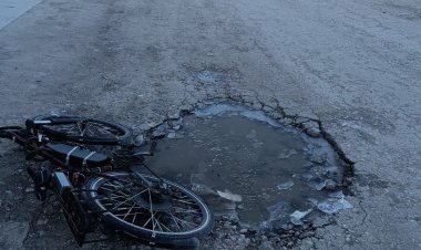 VAN'DA KRONİKLEŞMİŞ YOL SORUNU BİR BİSİKLETLİNİN KARESİNDE BÖYLE GÖRÜNTÜLENDİ